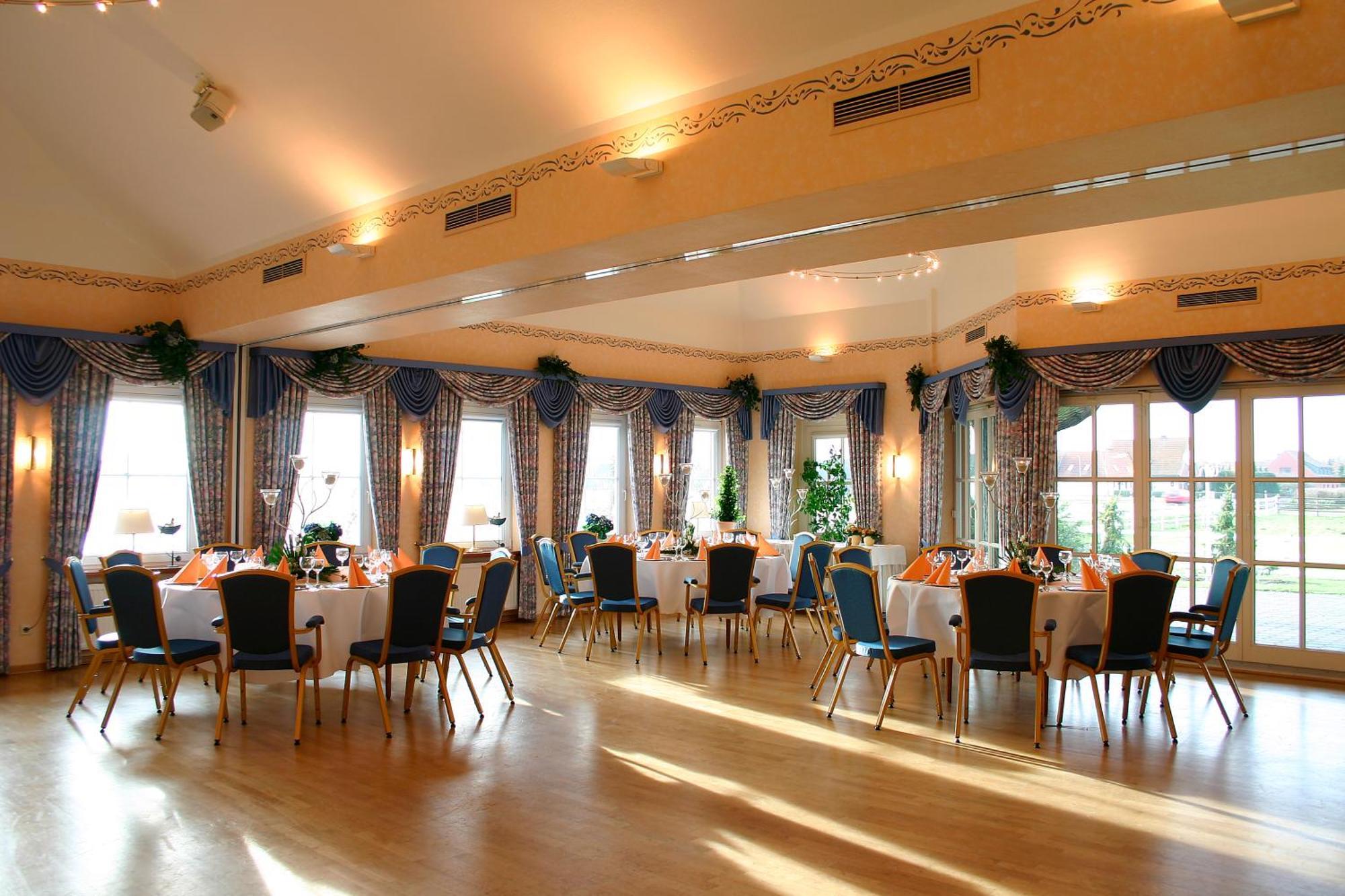Land-Gut-Hotel Restaurant Kreuz Meyer Щур Екстериор снимка